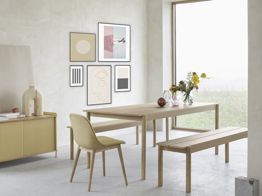 La table de salle à manger Linear Wood de Muuto se distingue par ses formes sobres et élégantes. Avec sa forme réduite et son charme scandinave, elle apporte de la sérénité dans chaque salle à manger.