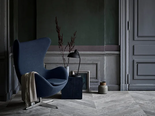 Egg Chair de Fritz Hansen en bleu (FH 6001) : La particularité de ce que l'on appelle " Egg Chair " de Fritz Hansen est sa forme, qui rappelle une coquille d'œuf par ses lignes courbes.