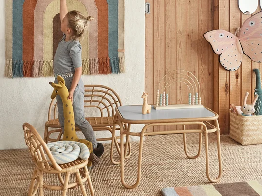 Série Rainbow d'OYOY dans la vue d'ambiance. Avec la chaise, le banc et la table de la série Rainbow, les enfants disposent de leur propre coin salon dans le salon.