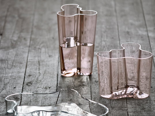 Le vase Savoy dans ses différentes tailles représente avec ses formes caractéristiques le pilier de la collection Alvar Aalto d’Iittala.