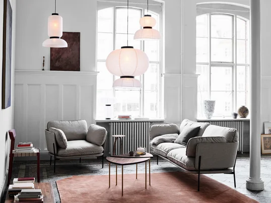 Conçus par Jaime Hayon, les trois différents luminaires Formakami s'harmonisent parfaitement entre eux. Grâce aux hauts plafonds de l'ancien bâtiment, ils sont particulièrement mis en valeur.