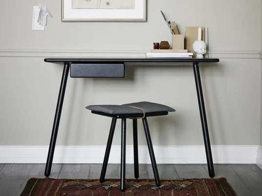 Le bureau Georg de Skagerak est disponible en noir élégant ou en chêne naturel. Le design clair et réduit peut être intégré dans n'importe quel intérieur et crée un lieu de travail ordonné.