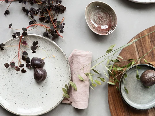 Assiette en faïence lacustre Ø 21,4 cm, gris par House Doctor dans la vue d'ambiance. La vaisselle du lac met des accents naturels sur la table dressée.