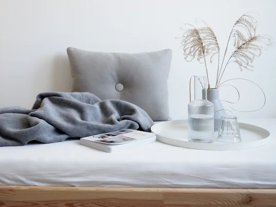 ferm Living Ripple Carafe et verres dans la chambre d'amis chez la blogueuse Carina vom Dorff von Wohngoldstück