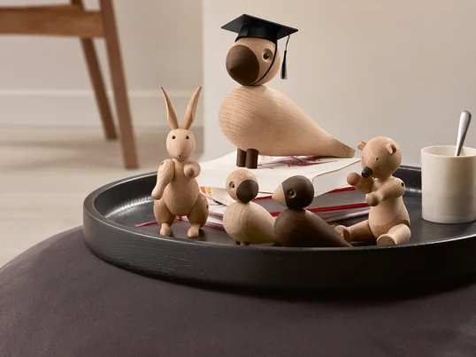 Les oiseaux en bois de Little Bird dans la vue d'ambiance : les oiseaux de différentes tailles sont réduits au minimum et conservent un caractère expressif.