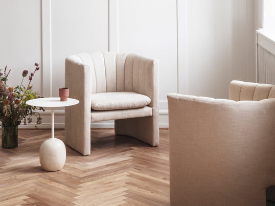 Le fauteuil Loafer avec la table d'appoint Lato de & La tradition dans la vue de l'ambiance : dans des tons clairs, la table et le fauteuil créent un arrangement moderne.
