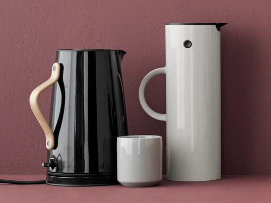 Les tasses Core thermo de Stelton sont le complément idéal de la cruche à vide EM77 et s'adaptent parfaitement aux couleurs de la cruche et des produits Stelton. Ils s'adaptent donc parfaitement à la bouilloire Emma.
