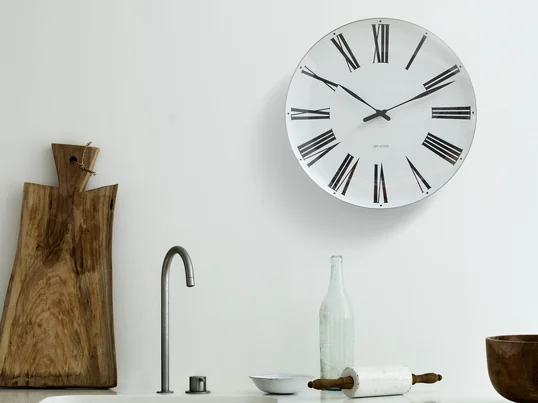 Avec l'horloge murale AJ Roman de Rosendahl et ses chiffres romains concis, vous avez toujours l'heure exacte en vue dans la cuisine. Le design est dû à Arne Jacobsen.