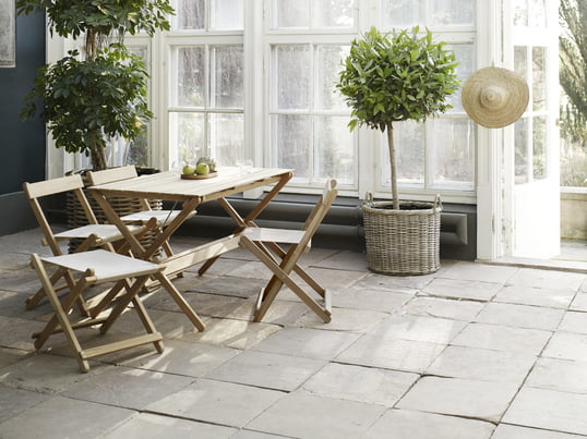 Le mobilier d'extérieur est particulièrement adapté au jardin d'hiver. Les meubles de jardin en teck non traité sont conçus par Børge Mogensen.