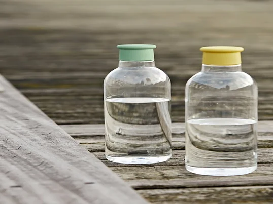 La bouteille d'eau Drink-It de Rig-Tig by Stelton en jaune et dusty green en vue d'ambiance. Le couvercle à visser est disponible en différentes couleurs.