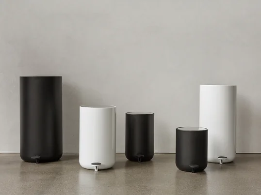 La poubelle à pédale Bath de Menu en vue d'ambiance : l'élégante poubelle avec sa surface en acier inoxydable brossé est parfaitement mise en valeur dans les coins de la salle de bains.