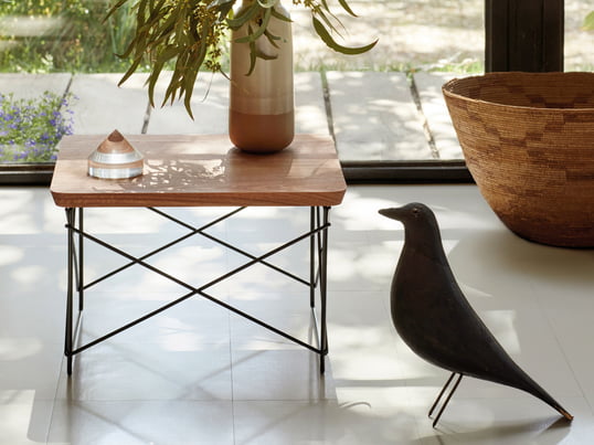 La table d'appoint Eames LTR de Vitra dans une vue d'ambiance : la table basse peut être décorée d'objets ou servir d'étagère à côté du canapé et du fauteuil.