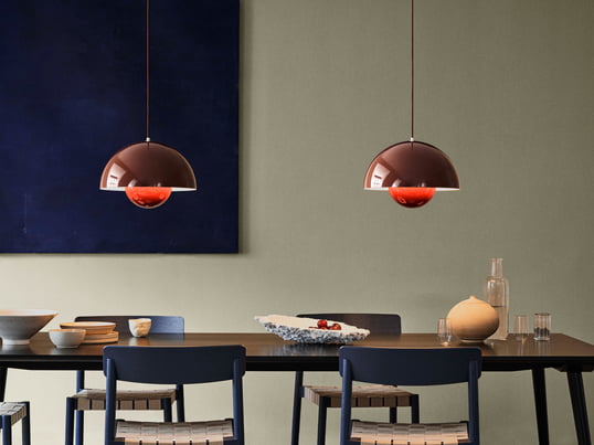 La lampe suspendue FlowerPot VP1 de & La tradition dans la vue de l'ambiance : la lampe suspendue inspire à la table à manger avec son design coloré et ses formes rondes et ludiques.
