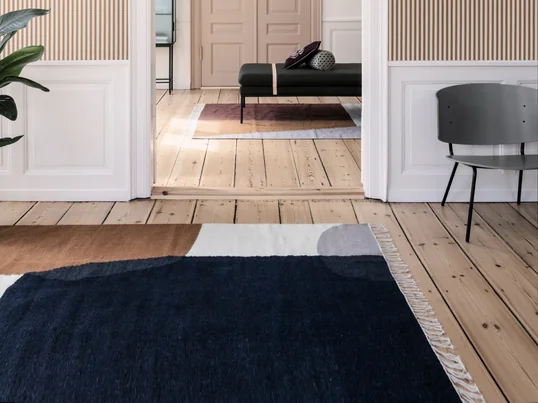 Le tapis ferm Living kilim Rug Merge dans la vue d'ambiance : le tapis est inspiré par les couleurs de la nature et crée une ambiance chaleureuse dans chaque maison.