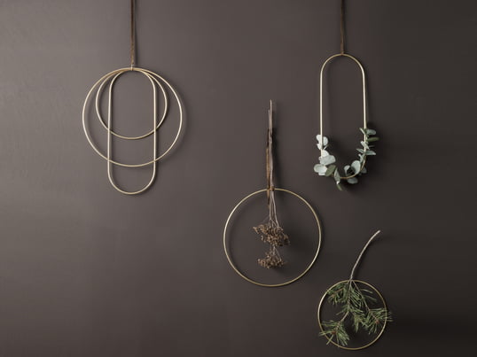 Les anneaux en laiton doré de ferm Living dans la vue d'ambiance : les cadres créent une ambiance festive au mur ou au-dessus du rebord de fenêtre et peuvent être entourés de branches ou de brindilles.
