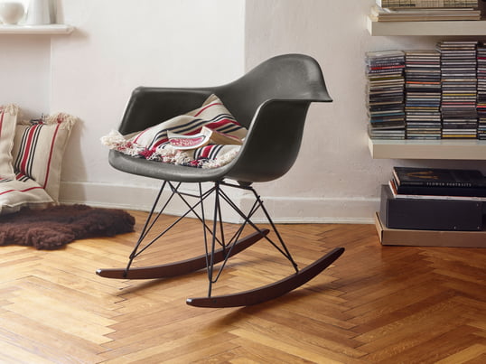 Le fauteuil en plastique Eames RAR de Vitra dans l'ambiance : Le fauteuil en plastique avec sa coque de forme organique allie confort et style.
