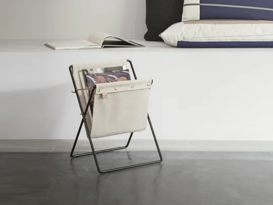 Le porte-magazine Herman de ferm Living vu de l'intérieur : Le porte-magazine Hermann allie un mélange de matériaux modernes à une esthétique vintage dans l'habitat.