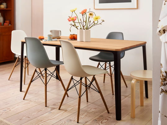 La chaise Eames Plastic Side Chair DSW de Vitra en vue d'ambiance : La chaise DSW devient un point fort dans la salle à manger grâce à sa combinaison spéciale de bois et de plastique.