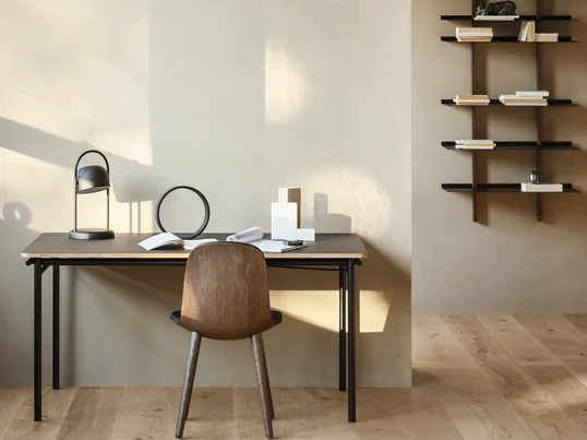 La table de salle à manger Taffel d'Eva Solo est idéale pour les personnes disposant de peu d'espace et qui souhaitent éventuellement l'utiliser comme table de cuisine et bureau, en raison de son expression aérienne et jeune.