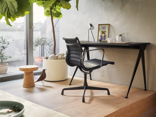 La chaise de bureau EA 108 Aluminium Group de Vitra en vue d'ambiance : La chaise de bureau offre un grand confort d'assise et crée un environnement de travail agréable.