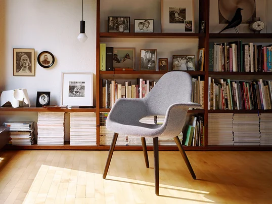 L'oiseau Eames House Bird de Vitra dans la vue d'ambiance : La figure décorative de l'oiseau de Charles et Ray Eames fait une bonne impression sur l'étagère d'une bibliothèque.