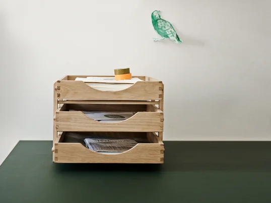 Le classement du courrier Dania de Skagerak dans la vue d'ambiance : Le classement du courrier solide est idéal pour ranger de manière ordonnée des lettres, des bouts de papier ou d'autres documents.