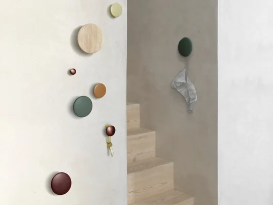 Les crochets muraux "The Dots" de Muuto dans la vue d'ambiance : les crochets muraux garantissent un maintien sûr et stylé des vêtements, sacs et accessoires dans l'entrée.