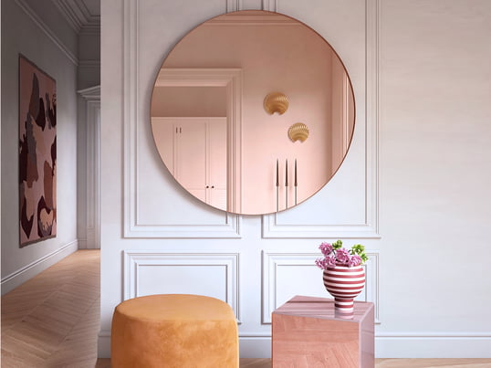 Le miroir mural Circum d'AYTM dans la vue d'ambiance : Le miroir élégant s'harmonise parfaitement avec le vase sculptural Varia et agrandit visuellement le couloir.
