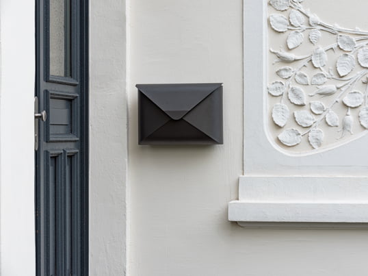 La boîte aux lettres Briefwunder de Dwenger dans la vue d'ambiance : La boîte aux lettres spéciale sous forme d'enveloppe attire tous les regards sur chaque façade de maison.