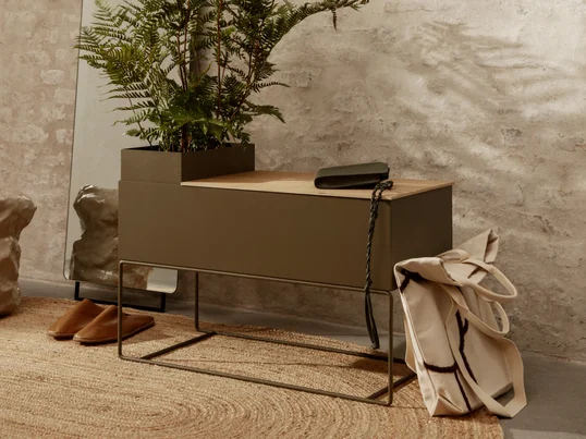 La Plant Box de ferm Living vue de l'ambiance : La Plant Box devient un accroche-regard absolu en tant que bac à plantes sur le tapis de jute Eternal Oval dans l'entrée.