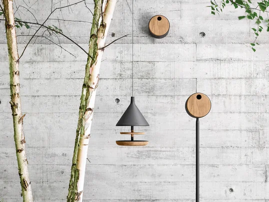 Trouvez des nichoirs, des cabanes à oiseaux et des hôtels à insectes dans notre boutique en ligne. Pour votre plaisir et celui de vos co-habitants animaux.