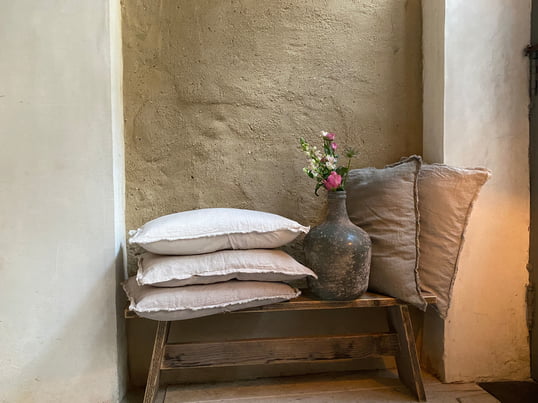 La taie d'oreiller Malaga de Passion for Linen est disponible dans une multitude de couleurs qui se combinent idéalement, par exemple dans un contexte de couleurs naturelles.