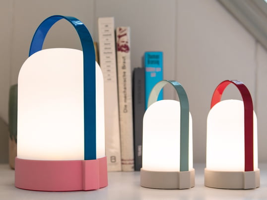 La lampe LED sans fil Uri de Remember est disponible en différentes couleurs et peut être utilisée partout où une source de lumière est nécessaire.