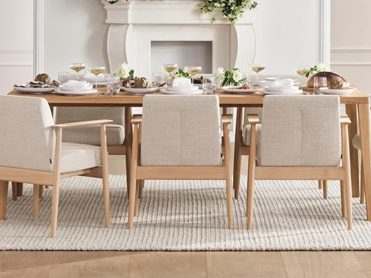 Elle se caractérise par des lignes élancées, des angles poétiques et l'utilisation de bois massif certifié FSC®, ce qui invite à explorer, toucher et vivre les meubles avec tous ses sens.