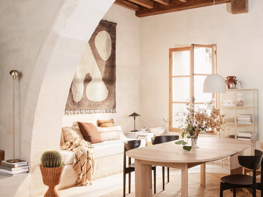 Selon vos préférences, le tapis Abstract du fabricant danois ferm Living peut être posé de manière classique sur le sol ou même être accroché au mur.