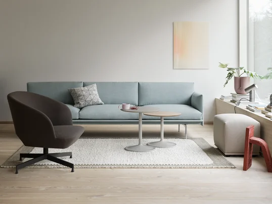La lampe suspendue Strand peut être combinée avec le canapé Outline et la table d'appoint Soft du fabricant scandinave Muuto. Il en résulte une image homogène.