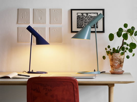 Lampe de table AJ de Louis Poulsen en vue d'ambiance. La petite et la grande lampe de table design peuvent être combinées sur le bureau sans prendre beaucoup de place.