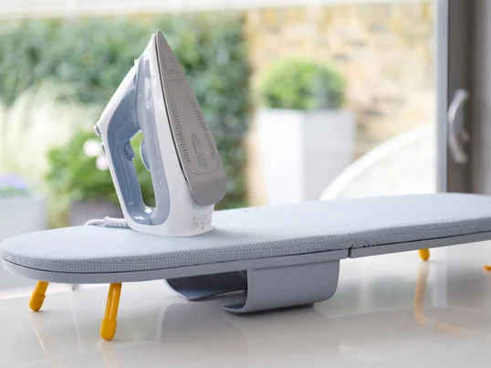 La planche à repasser de table Glide Pocket de Joseph Joseph peut être placée partout de manière flexible. Une fois dépliée, elle offre une surface de repassage généreuse dont la forme est parfaite pour les chemises, les pantalons, les robes et autres.