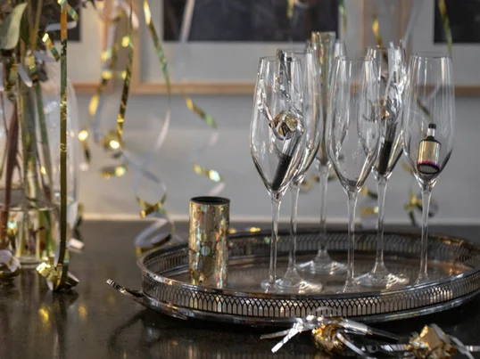 Le Cabernet verres à boire de Holmegaard dans la vue de l'ambiance. Les verres à boire élégants et à parois minces, disponibles en différents modèles, conviennent à toutes les occasions.