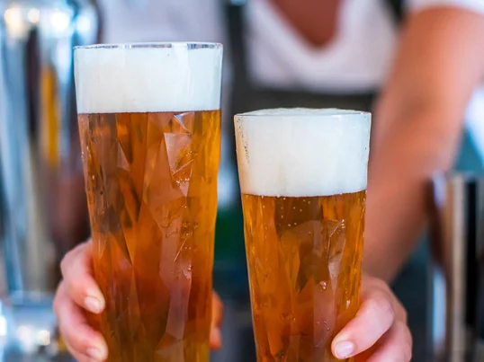 Les verres à bière et à bière de blé Club de Koziol se distinguent nettement des verres à bière classiques grâce à leur structure particulière. Idéal pour servir des bières fraîches lors d'une occasion festive.