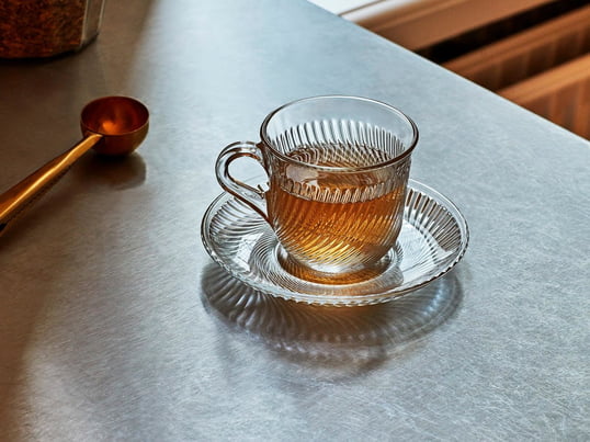 La tasse classique Pirouette avec la soucoupe assortie de Hay convainc par son matériau transparent et le motif de côtes tourbillonnantes qui l'entoure.