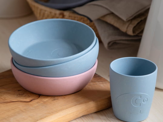 Le site Mums vaisselle pour enfants de Sebra dans la vue d'ambiance. Le Mums vaisselle pour enfants de Sebra est fabriquée en bioplastique et dispose d'une petite part de fibres de bois.