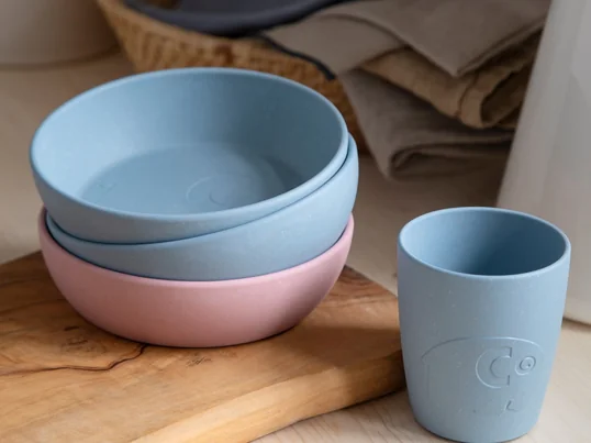 Le site Mums vaisselle pour enfants de Sebra dans la vue d'ambiance. Le Mums vaisselle pour enfants de Sebra est fabriquée en bioplastique et dispose d'une petite part de fibres de bois.