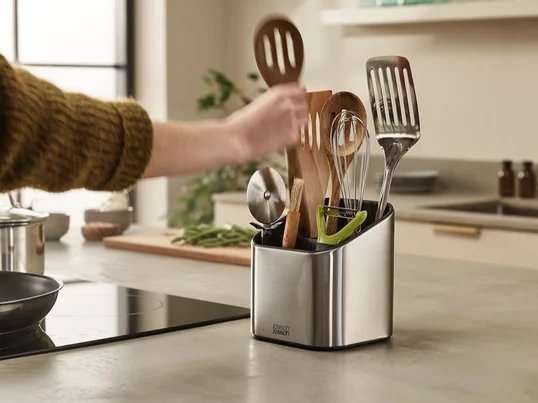 Toutes sortes d'ustensiles avec de longues poignées ou de petits outils de cuisine comme des éplucheurs peuvent être stockés de manière optimale. Selon les préférences personnelles, Surface peut également être utilisé dans la salle de bains pour les produits cosmétiques.