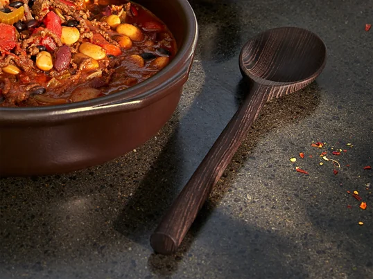 La grande cuillère de cuisine du fabricant danois Rosendahl en frêne Thermo est idéale pour servir et doit idéalement être lavée à la main.