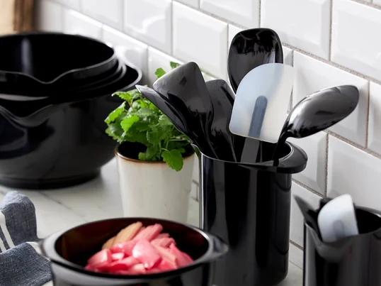 Le Margrethe Classic L en noir de Rosti fait partie intégrante de la cuisine. Le grattoir à pâte est en mélamine, le grattoir et le manche sont séparables.