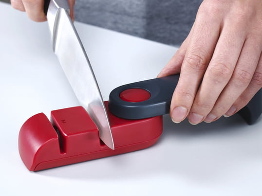 Deux molettes d'aiguisage en céramique offrent une prise en main adéquate pour de nombreux couteaux. Les lames les plus diverses à l'état émoussé ou même endommagé peuvent être améliorées avec l'aiguiseur de couteaux Rota de Joseph Joseph.