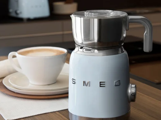 L'émulsionneur à lait MFF14 50's Style de Smeg en vue d'ambiance. L'émulsionneur à lait peut également être utilisé pour réchauffer du chocolat chaud ou du lait.
