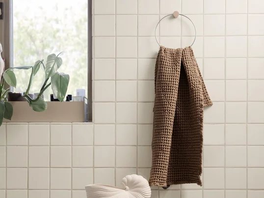 Le porte-serviettes Ferm Living en chrome est l'accessoire idéal pour chaque salle de bains, avec un diamètre de 20,5 cm, il peut contenir même des serviettes lourdes et grandes.