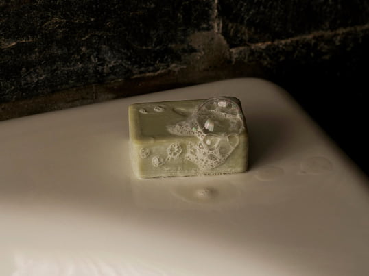 Les parfums Mnemonic évoquent des souvenirs de la nature sauvage et des matières premières dans une exploration sincère des sens, basée sur les associations et la familiarité.